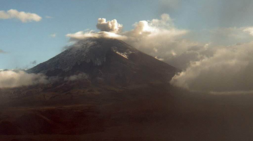 Este 14 de febrero el volcán Cotopaxi emite una nube de ceniza y gases. Foto: Twitter IGeofísico