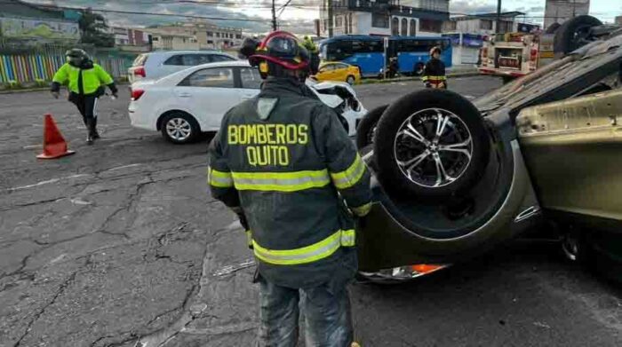 Dos personas resultaron afectadas en un siniestro de tránsito en el que un vehículo se volcó. Foto: Twitter Bomberos Quito