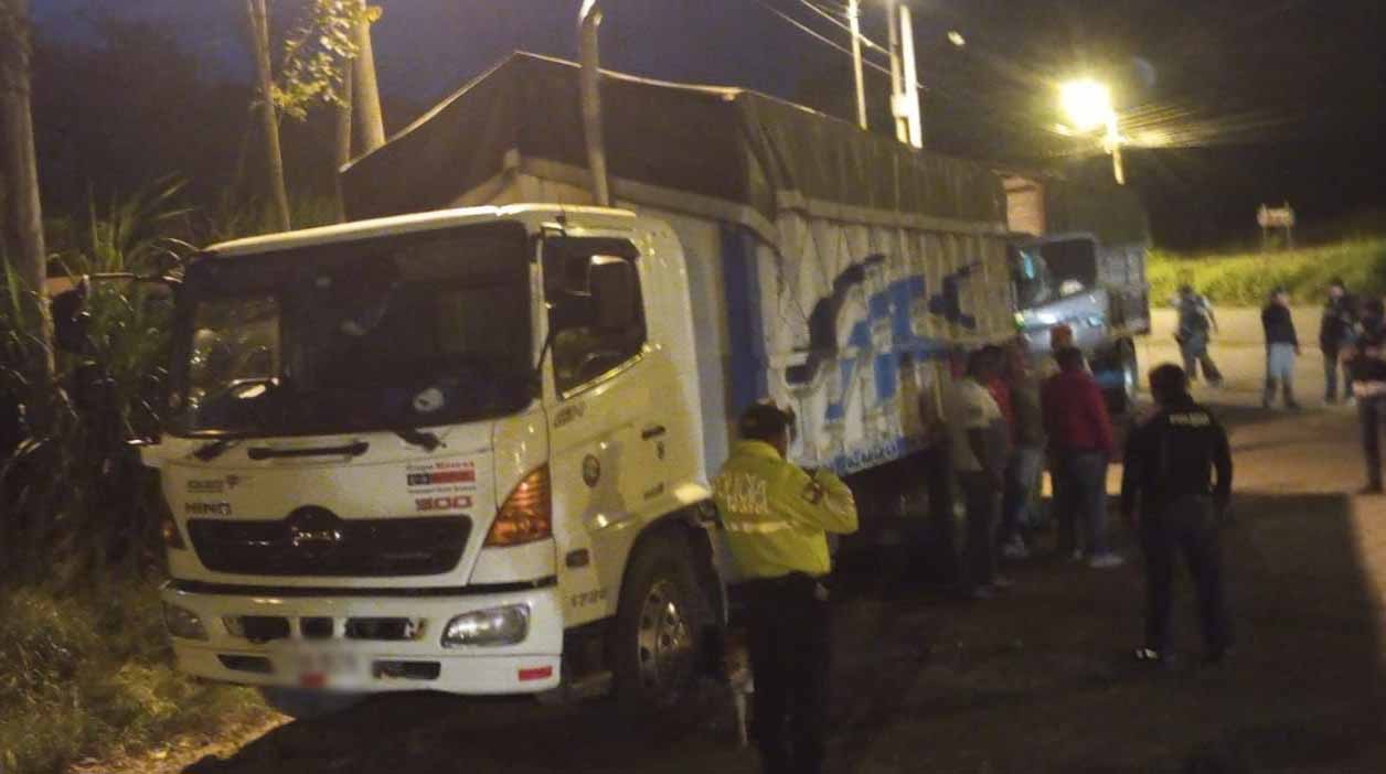 Dos camiones que transportaban de manea ilegal recurso minero fueron retenidos por la Policía Nacional. Foto: Twitter