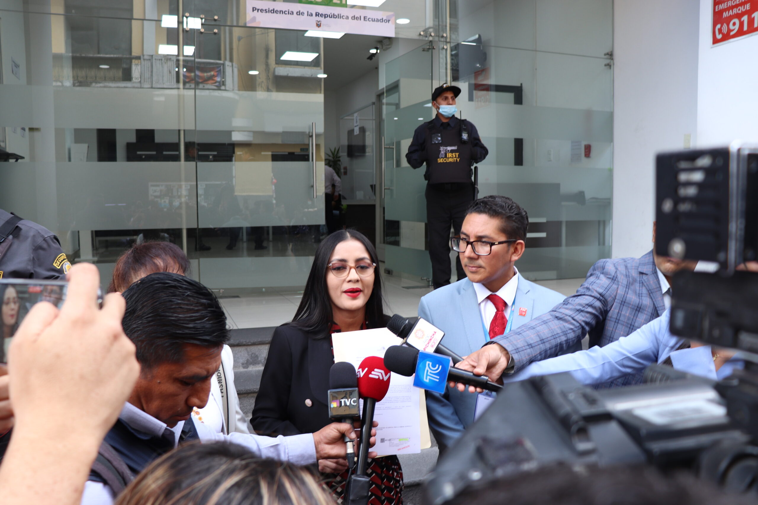 Los asambleístas Viviana Veloz y Diego Esparza acudieron al Palacio de Gobierno. Foto: @DiegoEsparza_17