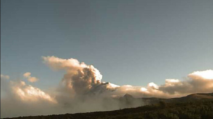 El volcán Cotopaxi emana una nube de ceniza este viernes, 10 de febrero de 2023. Foto: Twitter