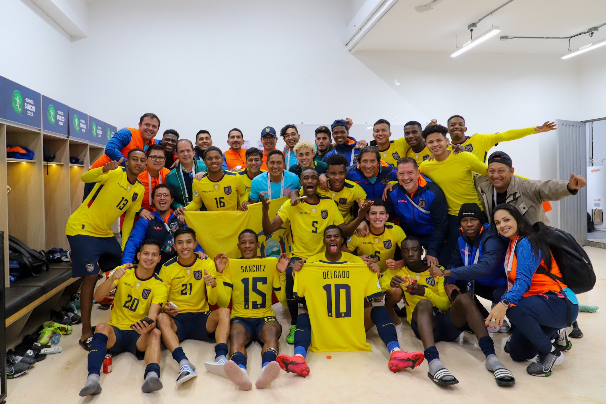 Los jugadores de la selección de Ecuador en los festejos tras clasificarse al Mundial Sub-20. Foto: FEF