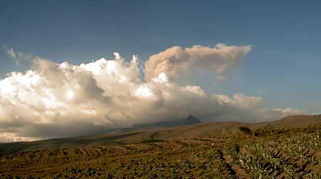 Este lunes, 27 de febrero de 2023, el volcán Cotopaxi emite una nube de vapor y gases. Foto: Twitter