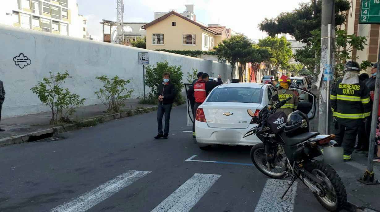 Dos personas recibieron atención médica tras un siniestro de tránsito que ocurrió en el centro de Quito. Foto: Twitter Bomberos de Quito