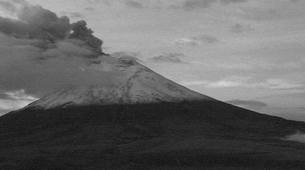 Este jueves, 16 de febrero de 2023, el volcán Cotopaxi emite una nube de gases y ceniza. Foto: Twitter