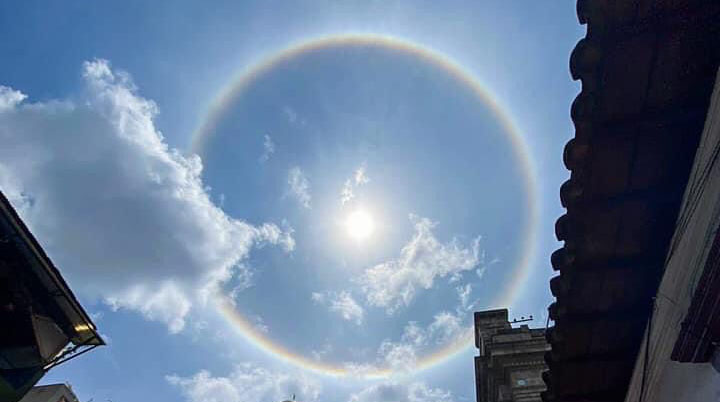 Las imágenes del halo solar en Ambato fueron compartidas en redes sociales. Foto: @adribermeo