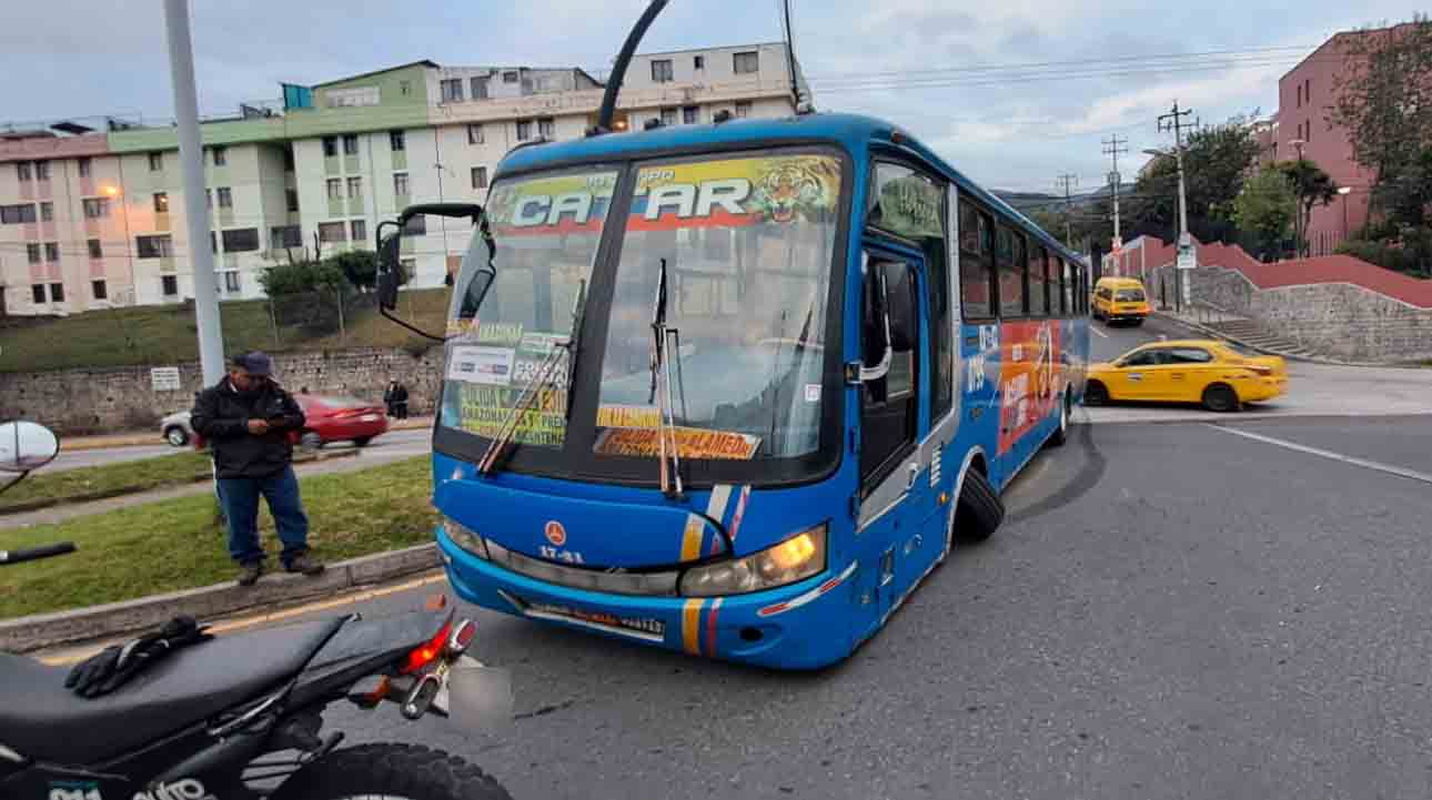Un bus de pasajeros perdió su neumático mientras circulaba por Quito. Foto: Twitter AMT