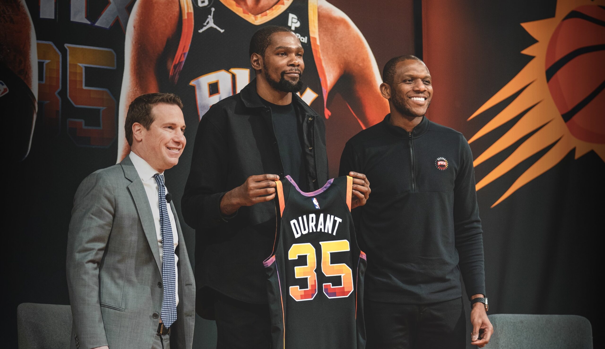 Kevin Durant, en su presentación con los Phoenix Suns. Foto; Twitter del equipo