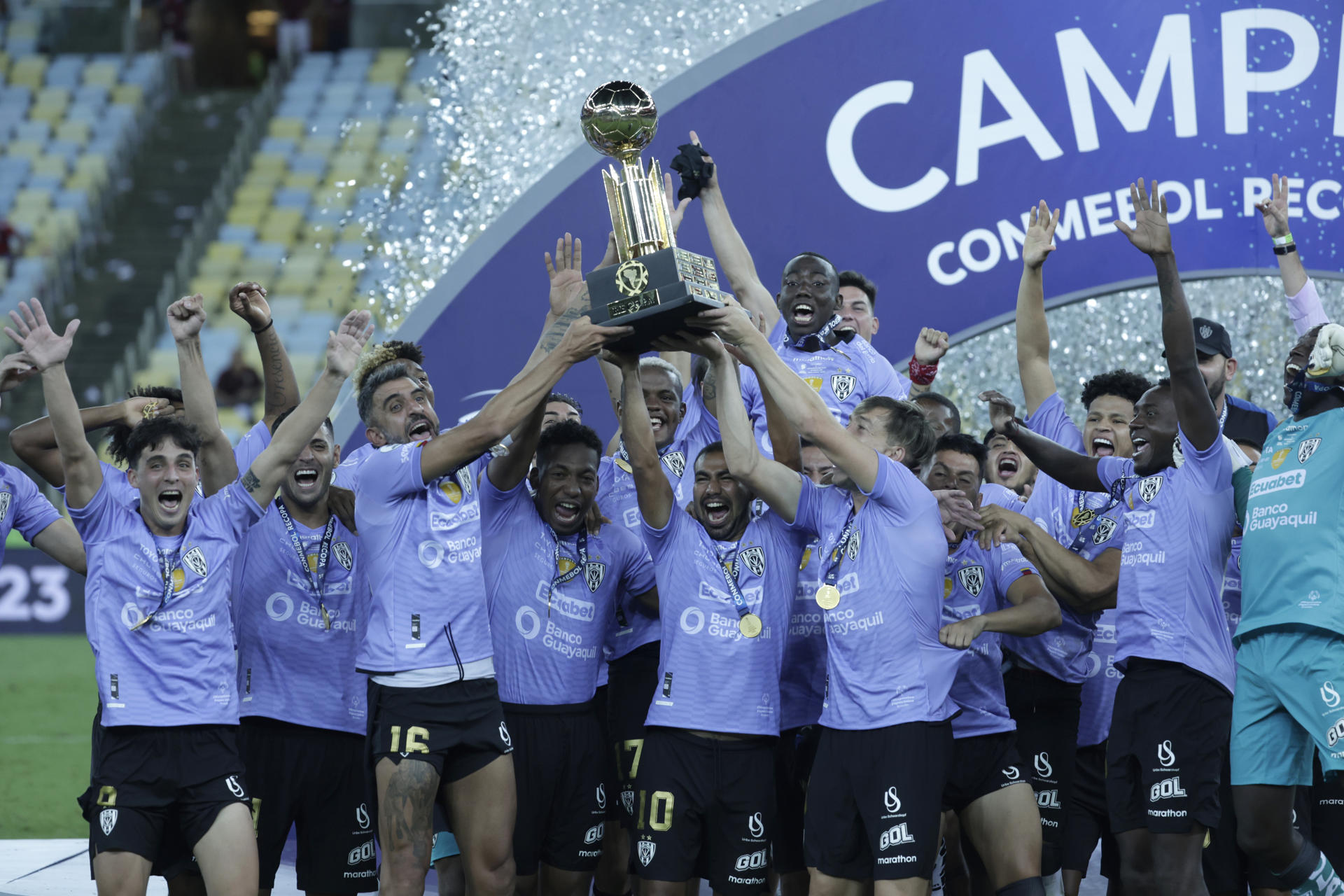 Los jugadores del Independiente del Valle celebran la obtención del título de la Recopa Sudamericana, en el estadio Maracaná, en Río de Janeiro. Foto: Conmebol