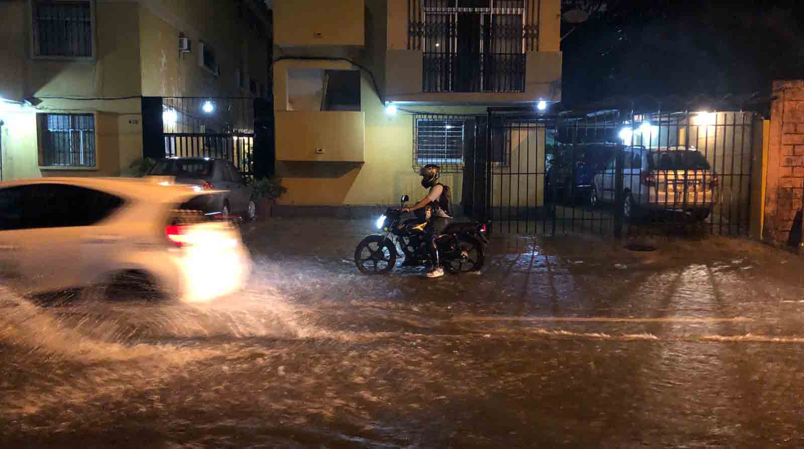 Las calles de Urdesa, al norte de Guayaquil, estuvieron entre las más afectadas por el fuerte aguacero en Guayaquil. Foto: Enrique Pesantes/ EL COMERCIO