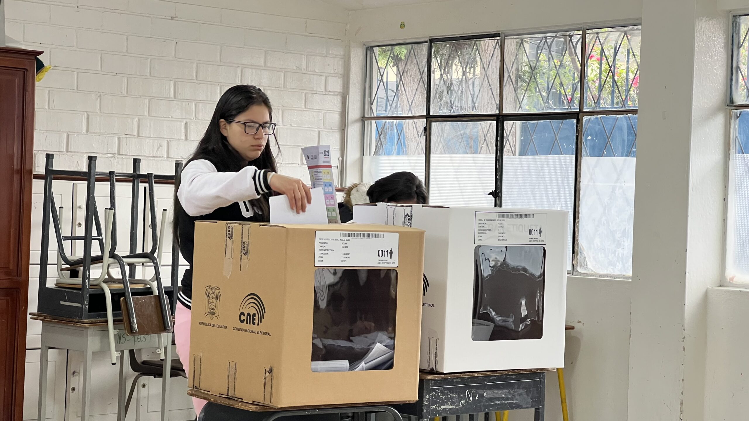 En la Unidad Educativa Nicolás Sojos de Cuenca, los electores participan en las elecciones 2023. Foto: Lineida Castillo / EL COMERCIO