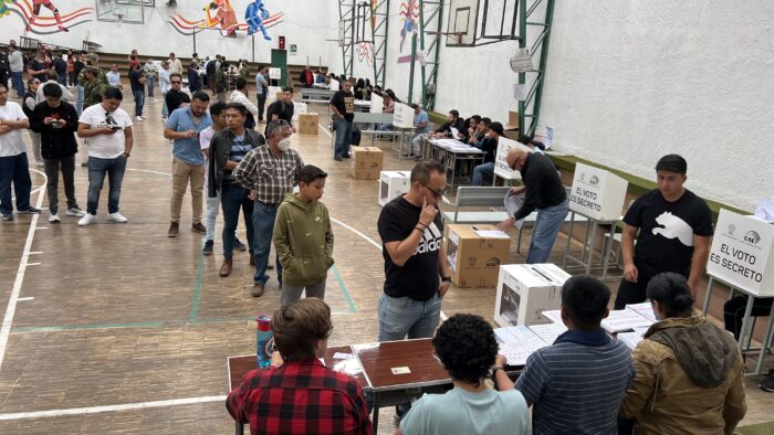 En la Unidad Educativa María Auxiliadora de Cuenca más electores asistieron en la mañana. Fotos: Lineida Castillo / El Comercio