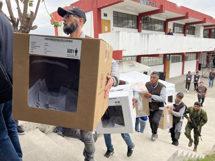 La urnas ya han llegado al Centro de Procesamiento Electoral de Cuenca. Foto: Lineida Castillo / EL COMERCIO