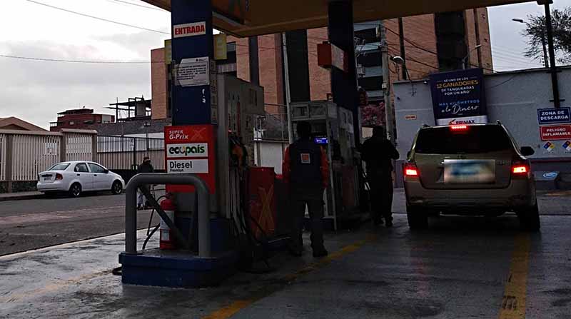 Imagen referencial. Tres gasolineras de Cuenca fueron asaltadas de forma consecutiva durante la madrugada de este jueves, 2 de febrero de 2023. Foto: EL COMERCIO