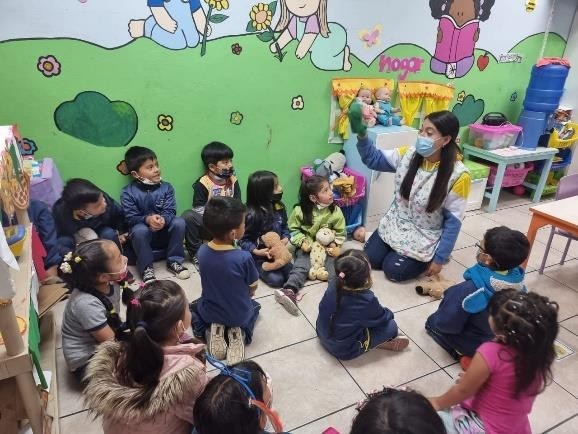 Niños del Liceo Cristiano de Cuenca aprenden a leer con estudiantes de la Universidad Católica. Fotos: Cortesía Carrera de Educación Inicial