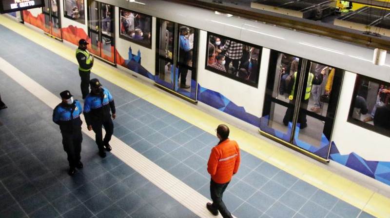 El 23 de enero el Metro de Quito empezó a realizar viajes con pasajeros, pero sin cobrar el pasaje. FOTO: Carlos Noriega / EL COMERCIO