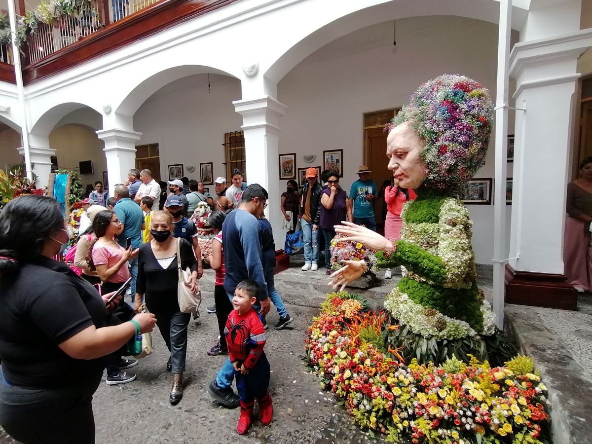 Los programas por la Fiesta de La Fruta y de las Flores, en Ambato, se cumple en con normalidad. Decenas de personas asisten a las explosiones y ferias. Foto Modesto Moreta