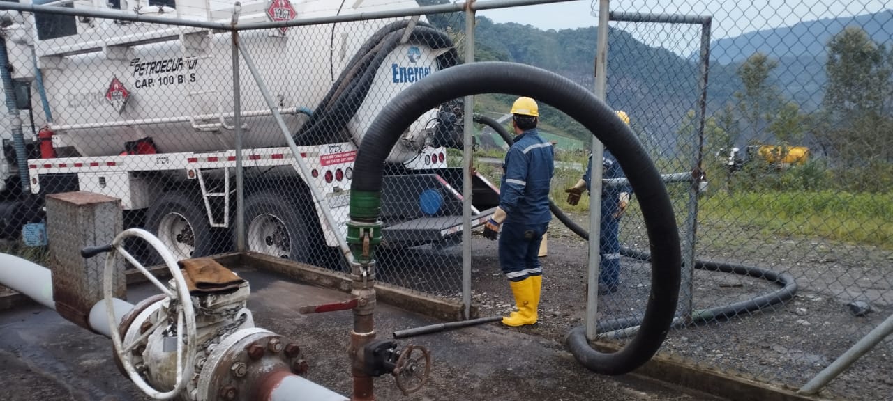 Técnicos de Petroecuador y de OCP Ecuador han priorizado sus acciones para drenar las tres tuberías. Foto: Cortesía Petroecuador.