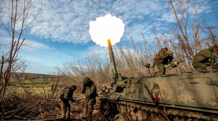 Las fuerzas militares rusas y ucranianas se han enfrentado en los flancos norte, este y sur de Ucrania en su primer año en combate. Foto: EFE