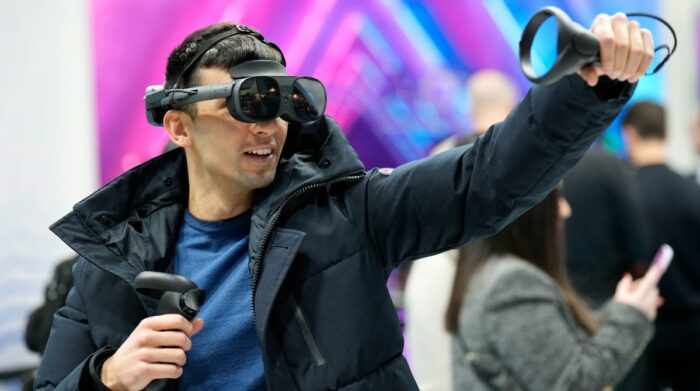 Un visitante prueba las gafas de realidad virtual HTC Vive XR en el Mobile World Congress (MWC) 2023, que arranca este lunes 27 de febrero. Foto: Alejandro García / EFE