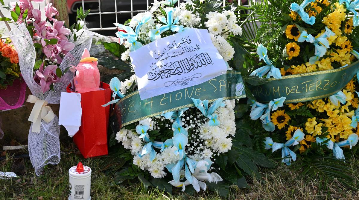 Arreglos florales con frases del Corán han sido depositadas en el lugar donde son velados los restos de los inmigrantes que murieron en el naufragio. Foto: Carmelo Imbesi / EFE