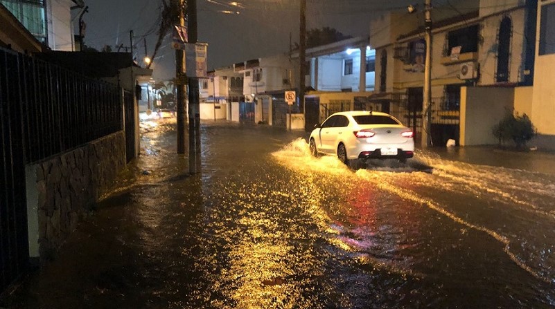 Las Inundaciones en el sector de Urdesa, en Guayaquil, dificultaron la movilidad. Enrique Pesantes/EL COMERCIO.