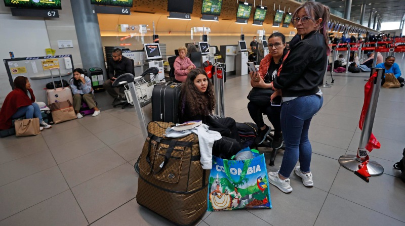 En el aeropuerto El Dorado, de Bogotá (Colombia), permanecen personas afectadas por la cancelación de sus vuelos. Foto: EFE