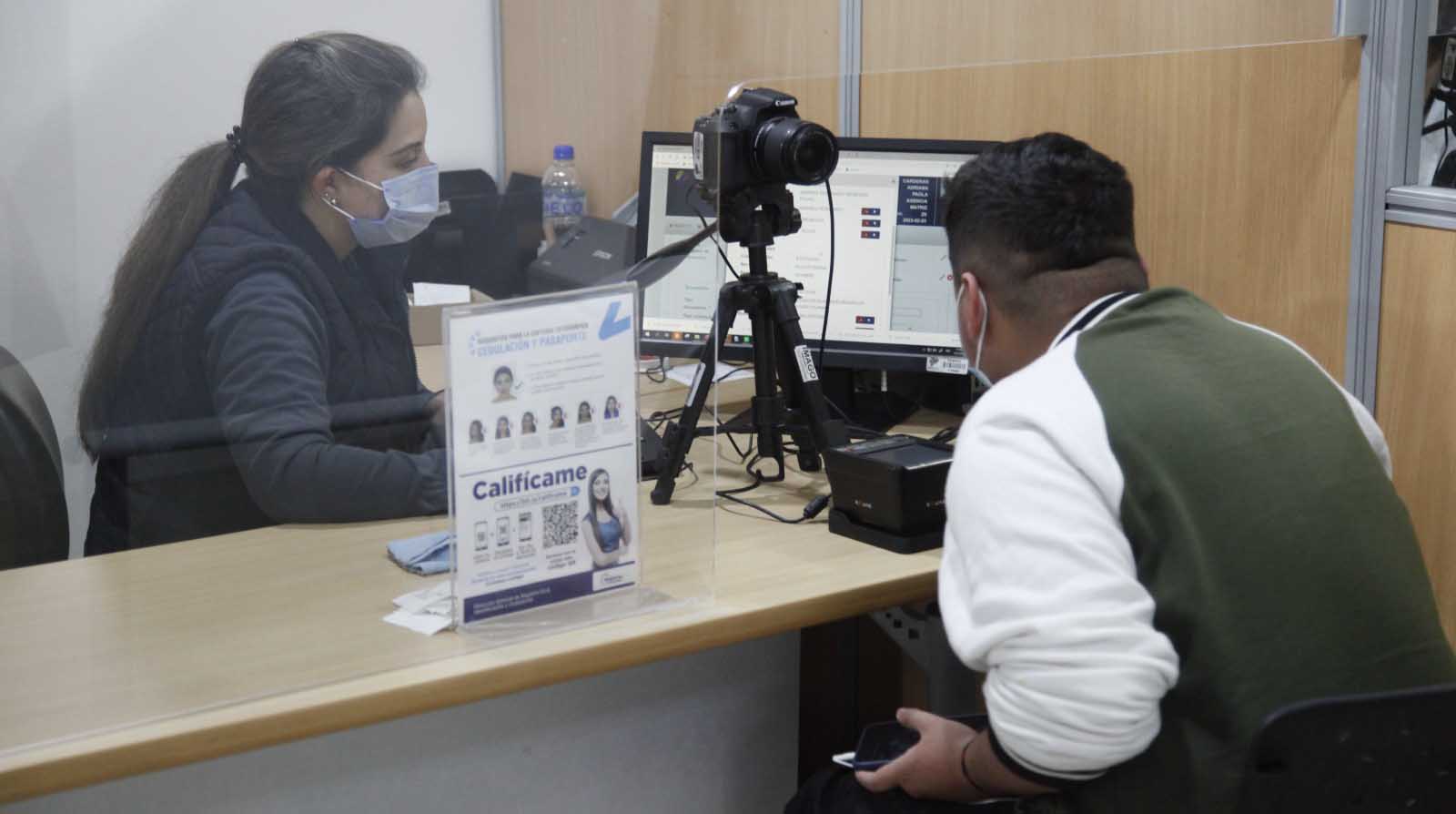 Usuarios esperan hasta tres horas por entrega de su cédula de identidad. Foto: Patricio Terán / EL COMERCIO
