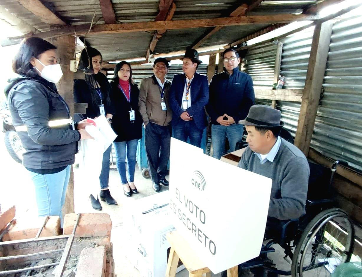El calendario electoral continuó con el Voto en casa, organizado por el Consejo Nacional Electoral (CNE). El organismo estableció 110 rutas en todo el Ecuador. Foto: Cortesía CNE