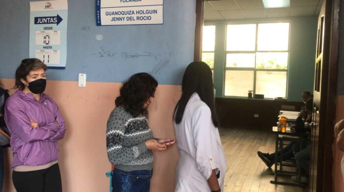Las juntas receptoras del voto en el Colegio Benalcázar empezaron con retraso. Hasta las 07:30 algunas estaban terminando de instalarse. Foto: Patricia Armijo / EL COMERCIO