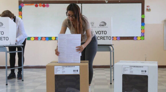 Ciudadanos madrugaron para ejercer su derecho al voto en estas Elecciones Ecuador 2023. Foto: Julio Estrella / EL COMERCIO