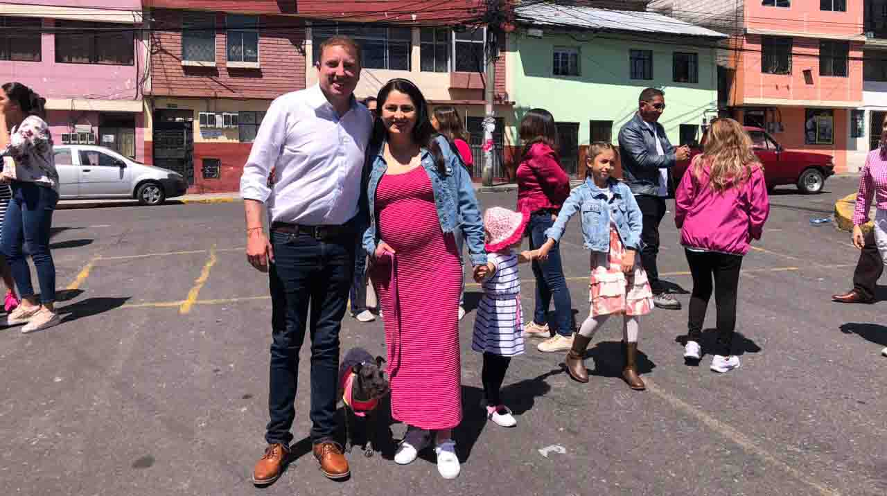 El candidato a la prefectura de Pichincha, Eduardo del Pozo, acompañó a su binomio Justinne García a votar en el Colegio Tarqui, al sur de Quito. Foto: EL COMERCIO