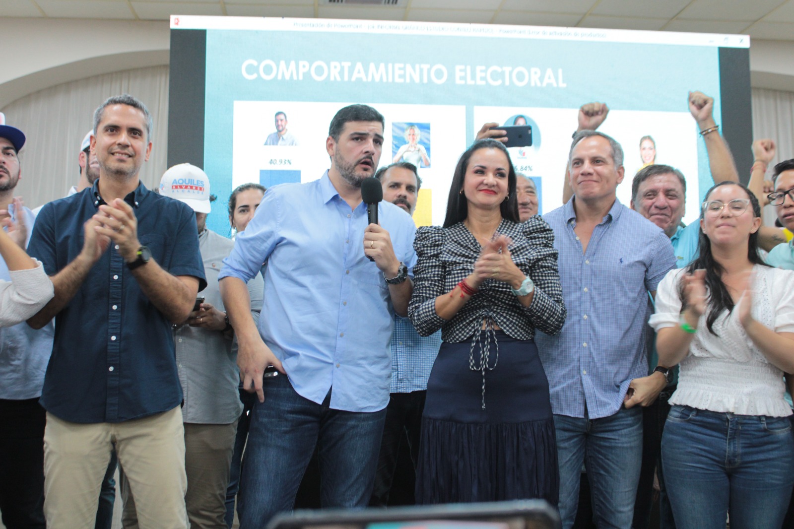 Jorge Aicaiturri candidato del Partido Social Cristiano (PSC) reconoció la derrota de su partido en manos de Aquiles Álvarez y Marcela Aguñaga. Foto Cortesía