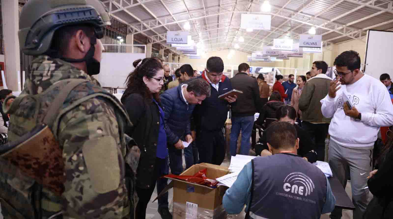 El reconteo de voto a voto se inició en Loja este martes, 7 de febrero, tras varias inconsistencias detectadas. Foto: Cortesía CNE Loja