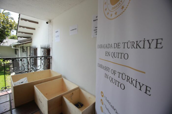 La ayuda para los daminificados del terremoto en Turquía se recepta en la Embajada de ese país en Quito. Foto: Julio Estrella/ EL COMERCIO