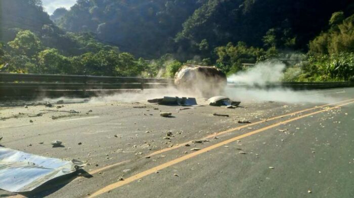 En el kilómetro 68 de la vía Alóag - Santo Domingo se registró un siniestro de tránsito. La vía está cerrada. Foto: Cortesía CTE