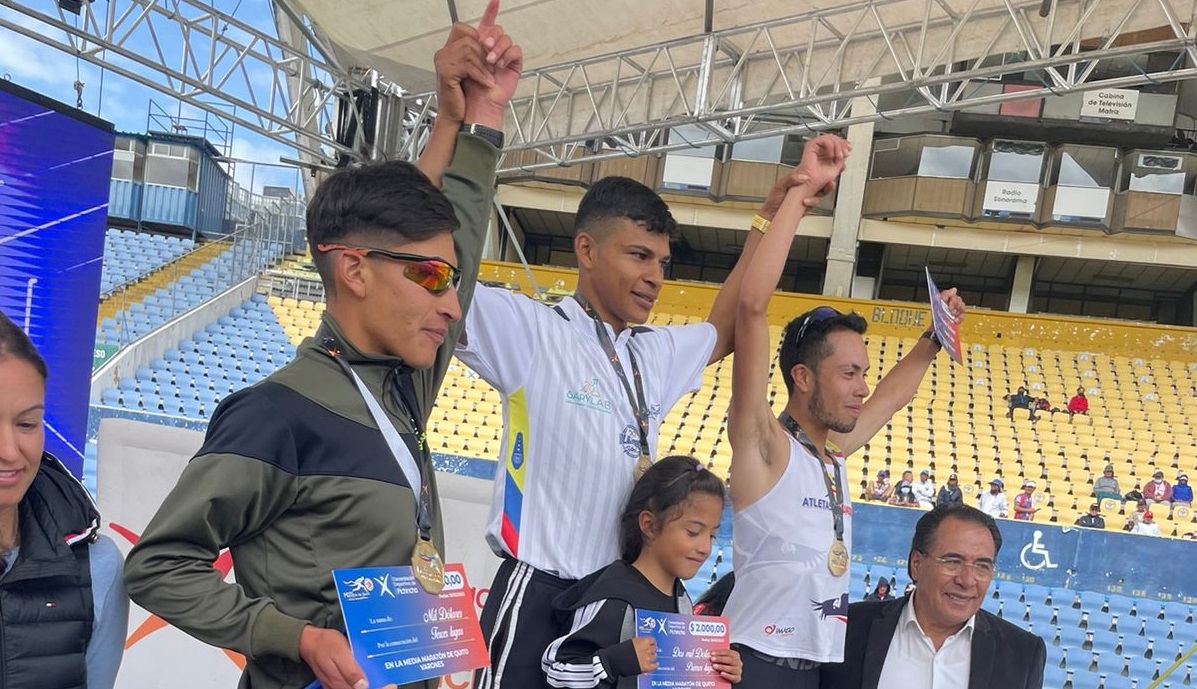 Podio con los ganadores de la Media Maratón de Quito. Foto: Cortesía