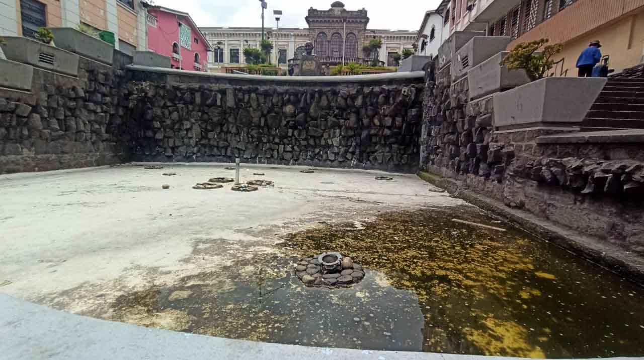 La pileta ubicada en la Plaza de La República de la India, en el centro norte de Quito, está sin agua para evitar el juego del carnaval. Foto: Armando Lara / EL COMERCIO