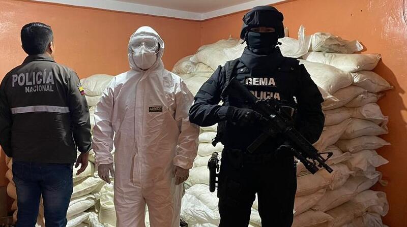 La Policía Nacional decomisó más de 19 toneladas de precursores químicos en Quito. Foto: Policía Nacional