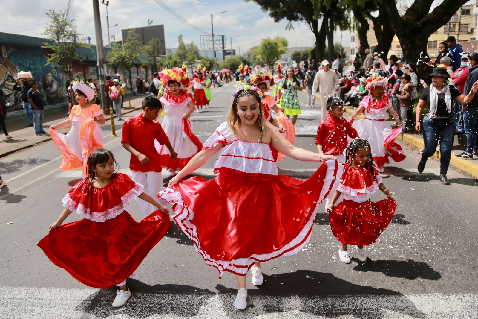 Uno de los primeros desfiles por el Carnaval tuvo lugar hoy en la avenida Teniente Hugo Ortiz, en el sur de la ciudad, la mañana de este sábado 18 de febrero del 2023. Foto: Julio Estrella/ El Comercio