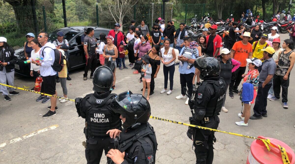 Efectivos de la Policía Nacional se instalaron en el ingreso al balneario de Cunuyacu para limitar el paso debido a la masiva asistencia. Foto: Diego Pallero/ El Comercio.