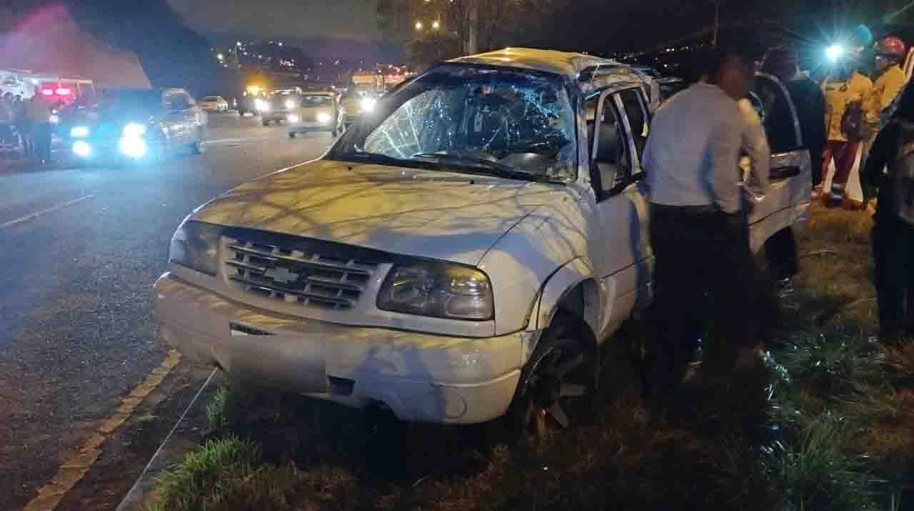 Uno de los vehículos afectados quedó sobre el parterre de la vía rápida Cuenca - Azogues. Foto: Cortesía Cruz Roja del Azuay