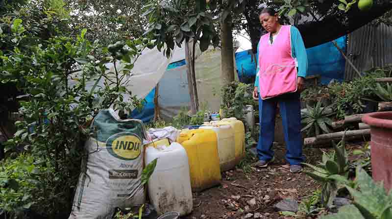 Agunas de las familias de Nayón recolectan el agua de la lluvia para utilizarla en el consumo diario. Foto: Julio Estrella / EL COMERCIO