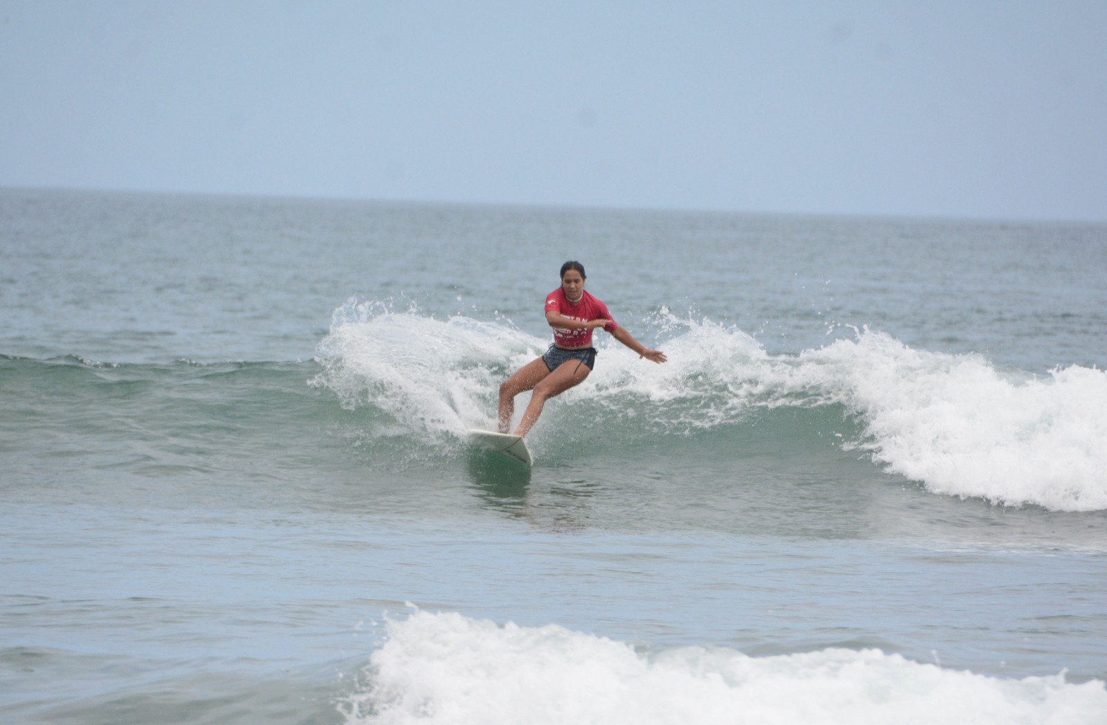 Pacha Luque se quedó con el primer lugar de la división femenina en la segunda válida del Circuito Nacional de Surf. Foto: MinDep