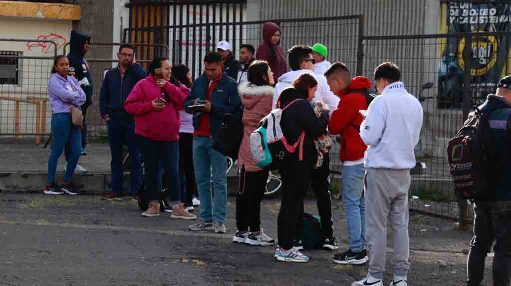 Desde tempranas horas de este viernes 24 de febrero llegaron fanáticos de Romeo Santos al estado Olímpico Atahualpa para canjear sus entradas. Foto: Diego Pallero / EL COMERCIO