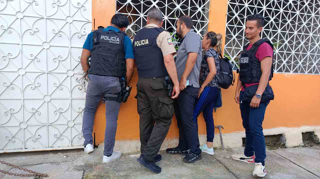 Personal de la Unase logró recuperar a los dos menores que permanecía retenidos por su padre en una vivienda en Guayaquil. Foto: Cortesía Policía Nacional