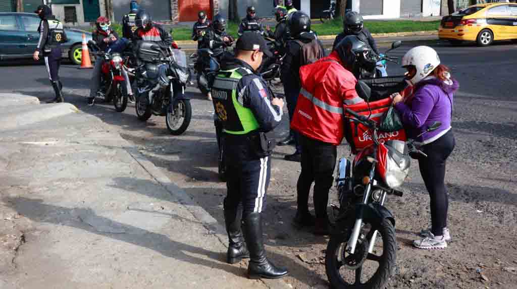 Agentes de la AMT realizaron un operativo de control a motocicletas en el sur de Quito. Foto: Diego Pallero / EL COMERCIO