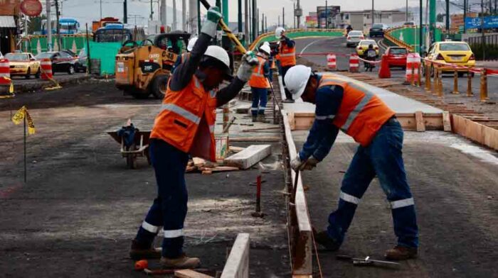 En la avenida 10 de Agosto se coloca material rígido (hormigón), como parte del plan de repavimentación vial. Foto: Diego Pallero / EL COMERCIO