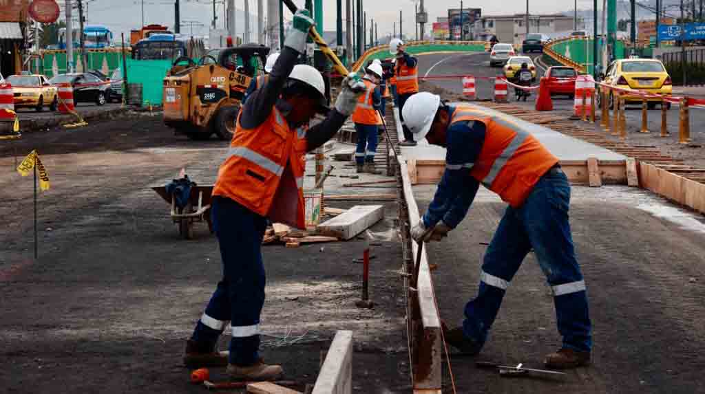 En la avenida 10 de Agosto se coloca material rígido (hormigón), como parte del plan de repavimentación vial. Foto: Diego Pallero / EL COMERCIO