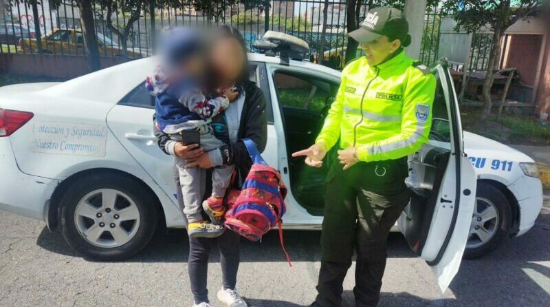 El niño llevaba la mochila con la que abordó en bus en Tumbaco. El infante fue entregado a su madre en Quito. Foto: Cortesía ECU 911